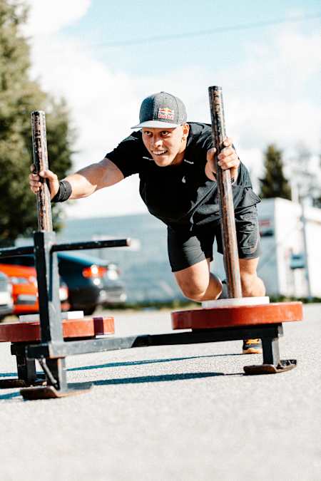 많은 선수들의 피트니스 프로그램에도 포함되어 있는 슬레드 푸쉬