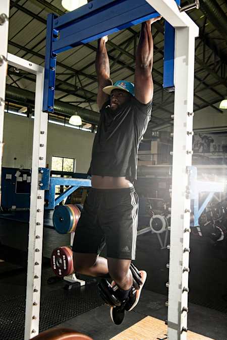 매달리기는 몸매 교정에도 아주 좋습니다!