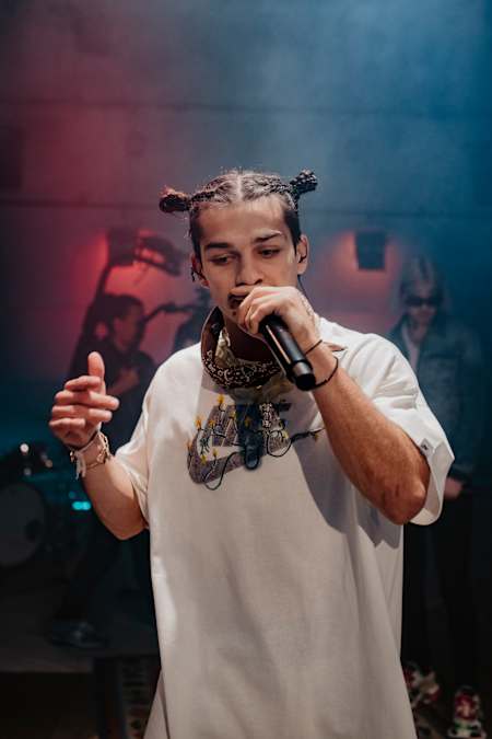 Le rappeur Makizar en pleine performance pour SPINNER au Red Bull Studio.