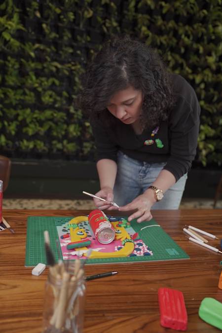 रुतुजा रेड बुल रेड एडिशन के लिए अपने आर्टवर्क पर काम करते हुए