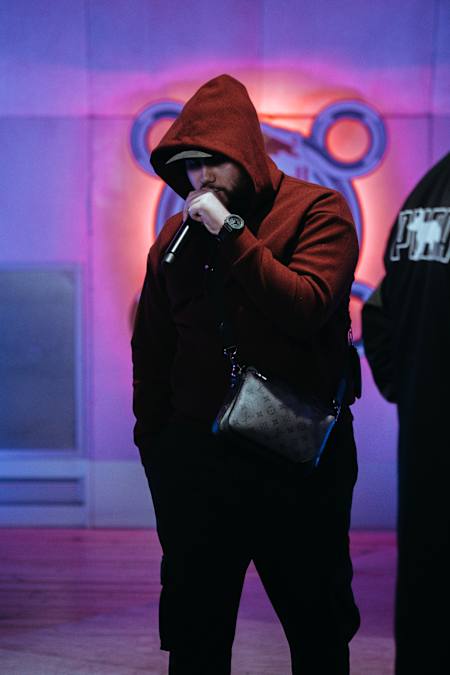 Le rappeur Reda en plein freestyle pendant le tournage de Red Bull Spinner au Red Bull Studio.