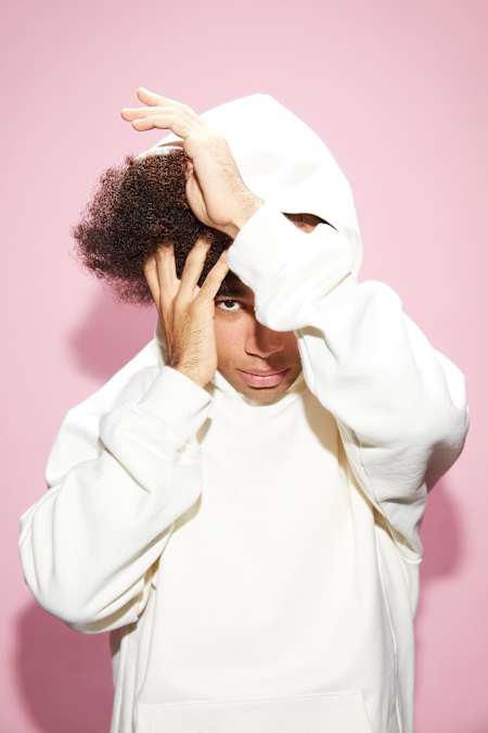 Noel aime porter des sweats à capuche comme symbole contre le racisme.