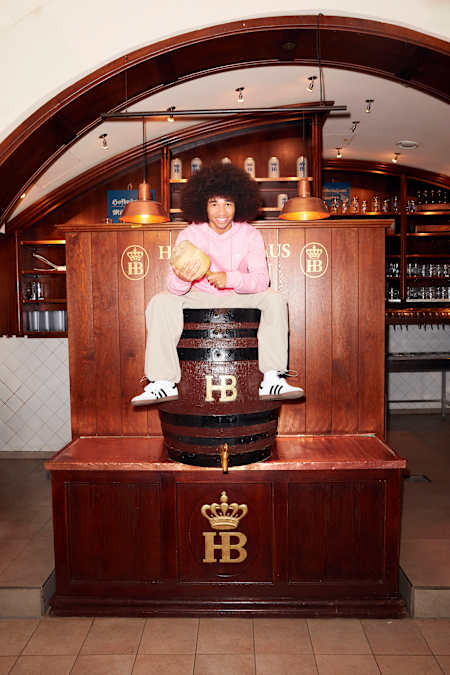 À la célèbre Hofbräuhaus de la capitale bavaroise, Noel se sent chez lui.