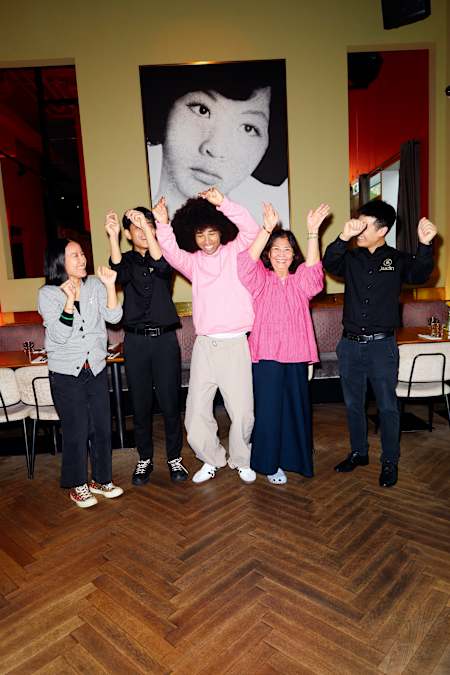 Au restaurant Jaadin toute l’équipe se met à danser.