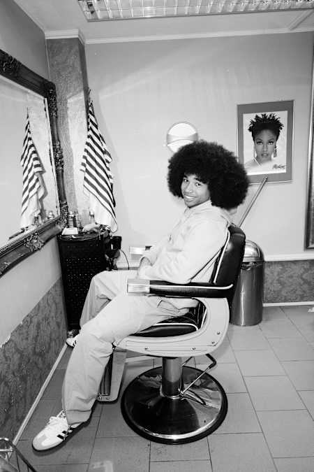 Noel fait une brève répétition chez le coiffeur afro.