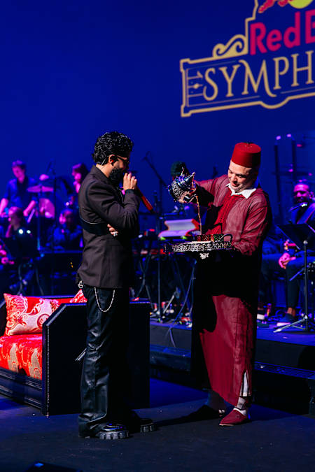 Op 18 december 2025 verlicht DYSTINCT het Red Bull Symphonic podium in Theater Amsterdam in Nederland met een onvergetelijk live optreden en levendig showmanship