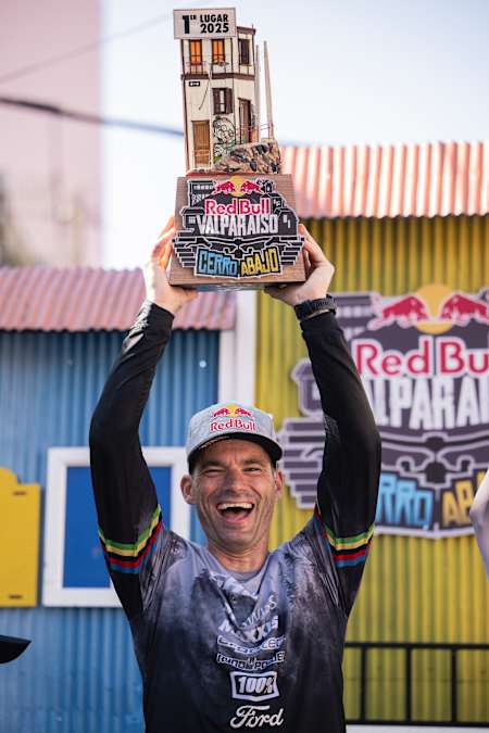 Tomáš Slavík září radostí, když zvedá pohár pro vítěze závodu Red Bull Valparaíso Cerro Abajo 2025 a oslavuje své neuvěřitelné cyklistické vítězství 2. března.