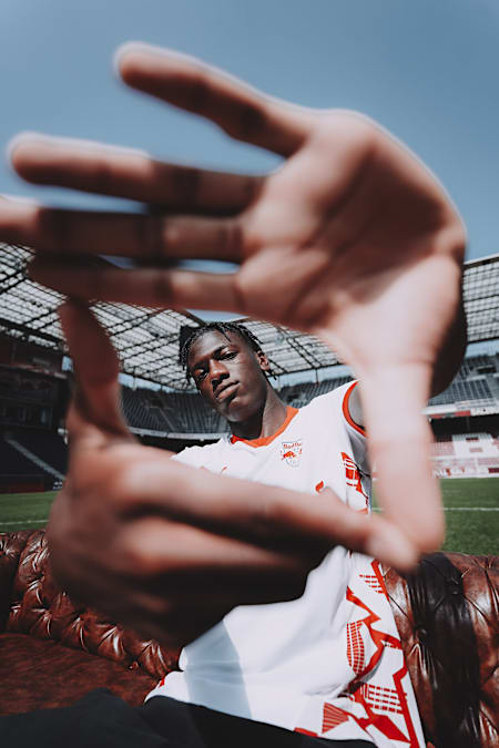 Joane Gadou bei einem Foto-Shooting in der Red Bull Arena in Salzburg.
