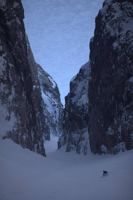 François Kern gleitet vorsichtig durch den oberen Teil eines Couloirs auf Baffin