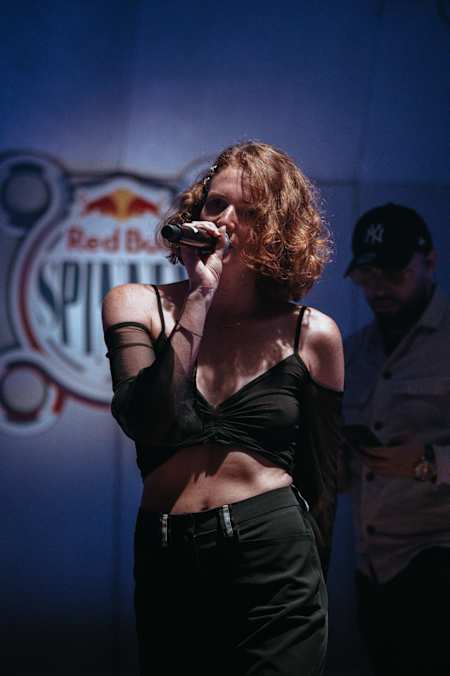 La rappeuse Brö en plein freestyle au Red Bull Studio.
