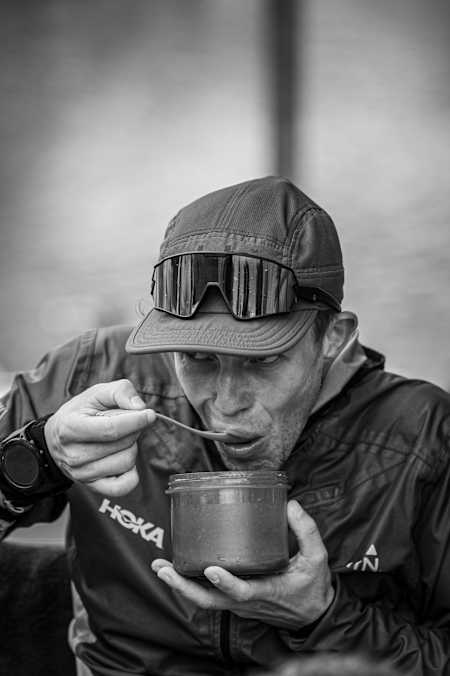 Kamil Leśniak podczas posiłku