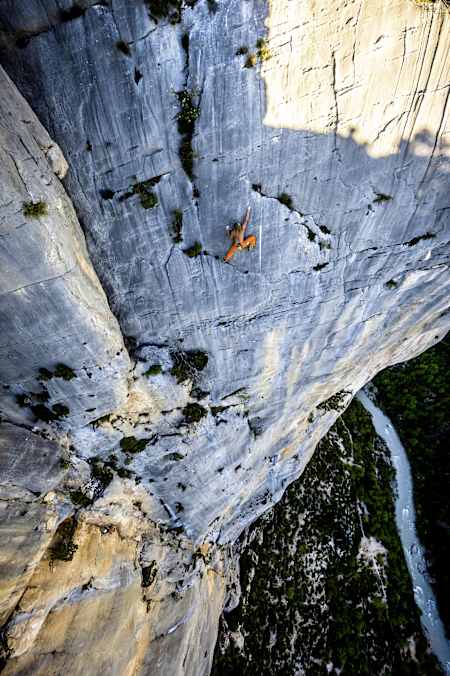 Mich Kemeter klettert an einer Klippe in der Verdonschlucht.