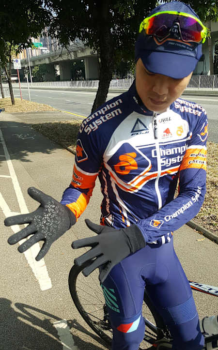 長指手套緊接衣袖，確保不會「入風」