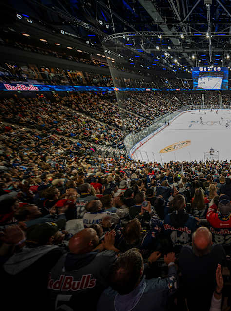 Inere volli Arena vibriere d Fans im Rhythmus vom NHL-Iishockeymatch.