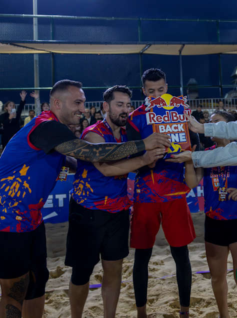 Red Bull Back Line 2026’nın final gününde sporcular ve katılımcılar Kalamış’ta bir araya geldi.