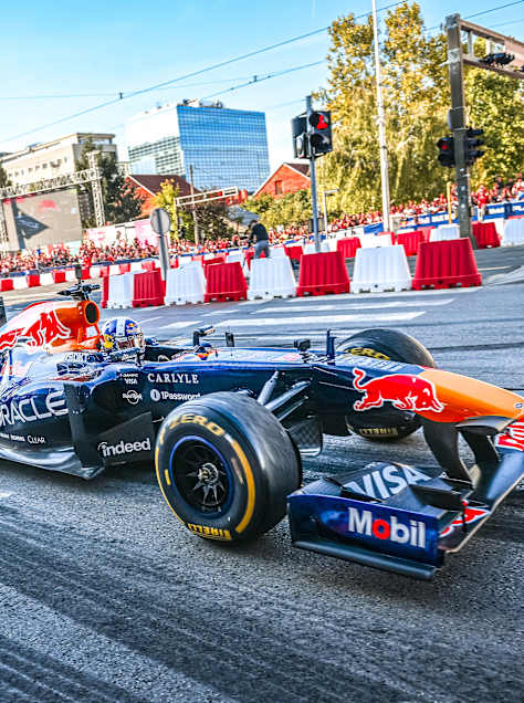 David Coulthard izvodi uzbudljivu Red Bull Showrun vožnju u Zagrebu, Hrvatska, 10. rujna 2026., vozeći bolid Formule 1 Red Bull Racinga pred oduševljenim navijačima