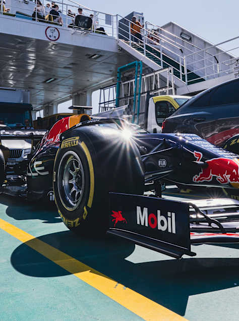 7. travnja 2026. F1 bolid Red Bull Racing RB18 blista na trajektu u Splitu, Hrvatska.