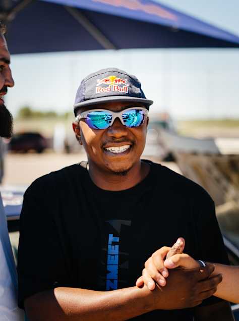 Samkeliso Thubane se smiješi u Red Bull kapi i sunčanim naočalama tijekom Sam Sam Showa 2026 u Almatyju, Kazahstan, 24. svibnja 2026
