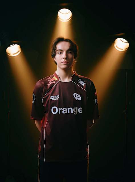Caliste Henry-Hennebert pose sous les couleurs de la Karmine Corp lors d’un shooting pour The Red Bulletin.