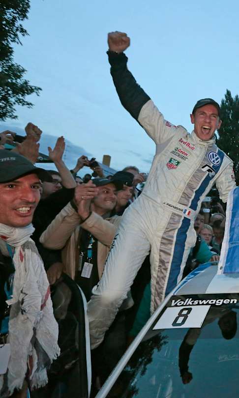 Sebastien Ogier e Julien Ingrassia celebram a vitória no Campeonato Mundial de Rali FIA 2013
