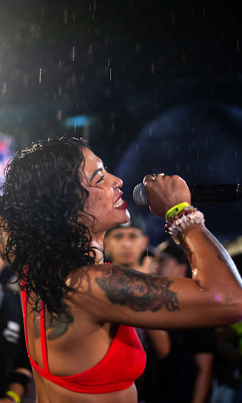 Pandora actúa bajo la lluvia durante la Red Bull Batalla Regional de Medellín, en Colombia, el 6 de junio de 2025.