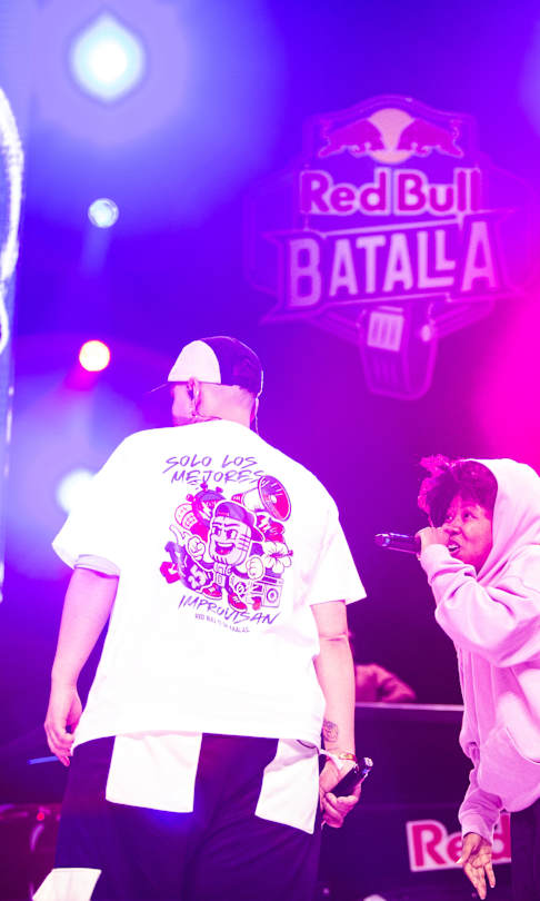 Marithea actúa en el escenario durante la final nacional de la Red Bull Batalla en Bogotá, Colombia, el 2 de octubre de 2025.
