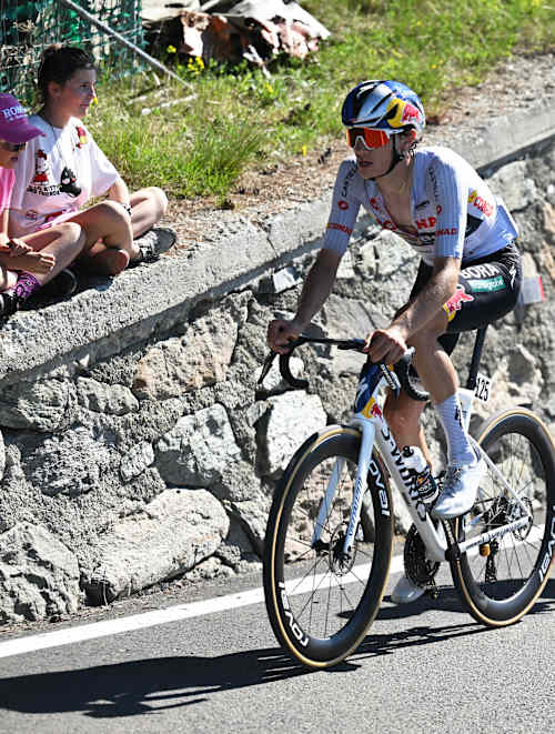 Giulio Pellizzari and Jai Hindley on Stage 14 of the 2026 Giro 