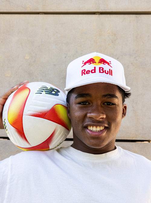 Endrick posa com a bola