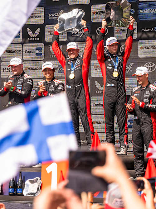 Kalle Rovanperä ja Jonne Halttunen juhlistamassa Suomen MM-rallin voittoa.