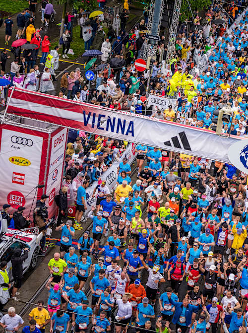 Tausende von Läuferinnen und Läufern tummeln sich beim Wings for Life World Run am 4. Mai 2025 in Wien.