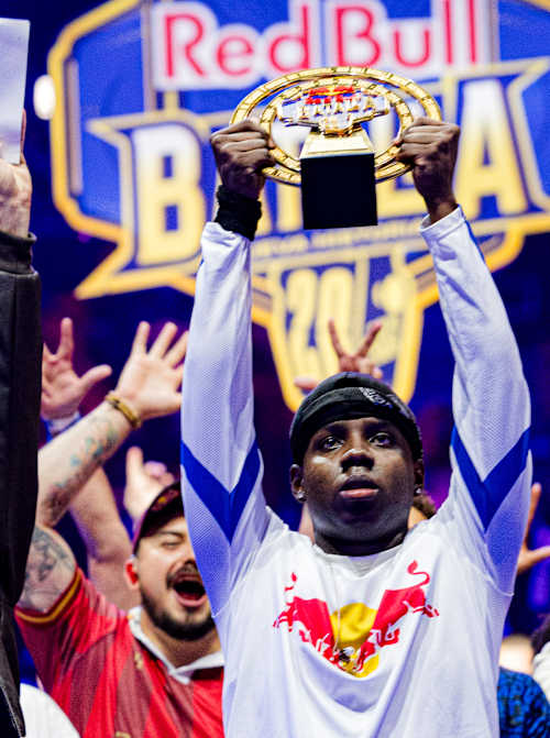 Fat N levantando el trofeo de Red Bull Batalla