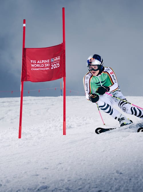 Emma Aicher carvt während des Trainings für die Skiwettbewerbe 2024 über die Pisten von Saalbach, Österreich, und zeigt dabei ihr Können vor einer malerischen Winterkulisse