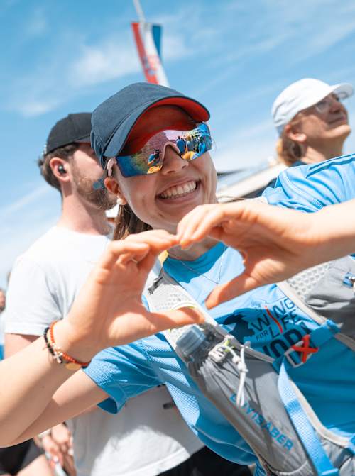 Sudionici pokazuju svoj entuzijazam tijekom glavnog događaja Wings for Life World Run uživo, održanog 4. svibnja 2025. u slikovitom Zadru u Hrvatskoj