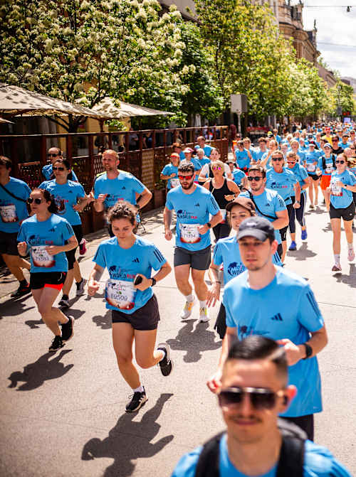 Udeleženci med tekom Wings for Life World Run 2025 napolnijo ljubljanske ulice in praznujejo duh skupnosti in gibanja