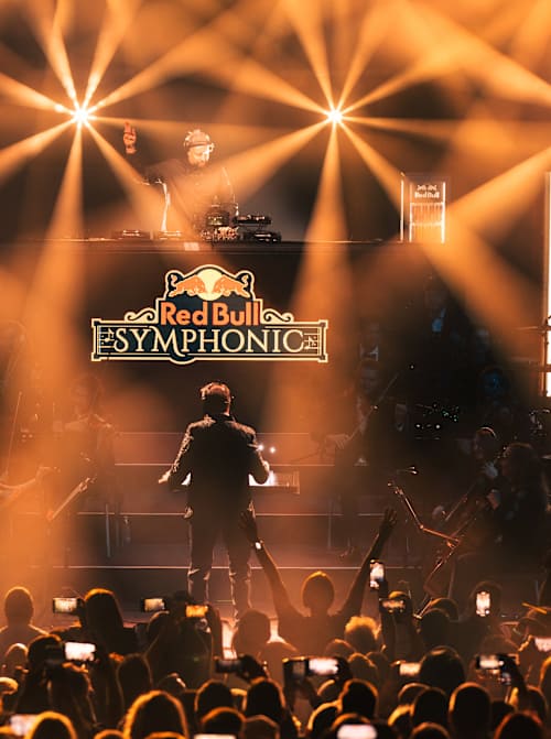 Električna energija napolni zrak, ko Umek in simfonični orkester Cantabile nastopita na Red Bull Symphonic 2025 v Ljubljani in združita močne ritme z orkestrsko briljanco