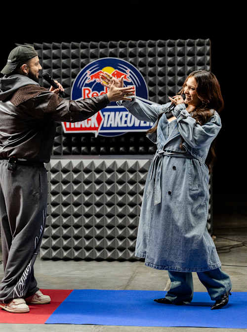 Lia Kali y marquitos posan juntos en Red Bull Track TakeOver.