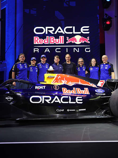 Ekipa pozira uz novu livreju