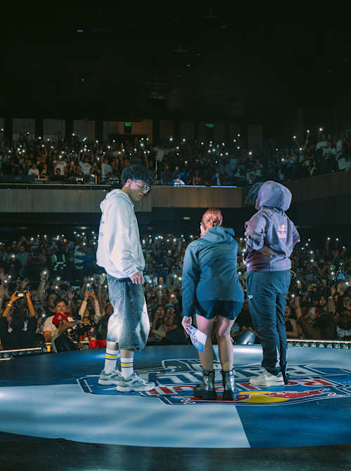 En 2026, los artistas de Red Bull se adueñan del escenario en Bogotá mientras un público que abarrota el recinto enciende las luces de sus móviles y disfruta de un concierto inolvidable