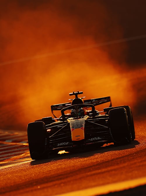 Holanďan Max Verstappen na monoposte Oracle Red Bull Racing RB22 Red Bull Ford na trati počas tretieho dňa testovania F1 na okruhu Bahrain International Circuit.