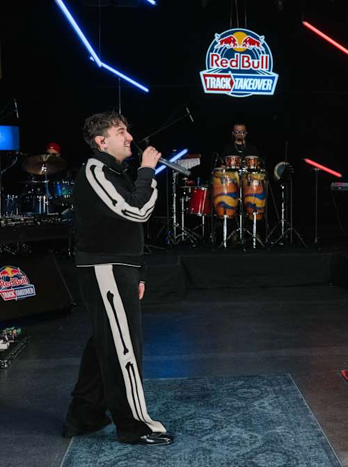 Hadise ft. Motive: Küçük Bir Yol Track Takeover Performansı