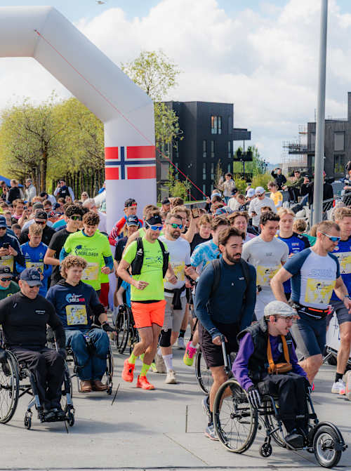 Løpere og rullestoldeltakere på Wings for Life World Run i Oslo, Norge, 10. mai 2026