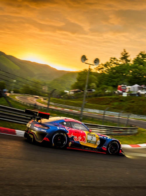 17 Mayıs 2026'da Max Verstappen, Almanya'nın Nürburg kentindeki efsanevi Nürburgring 24 Saat'te gün batımında enerjiyi yakalıyor