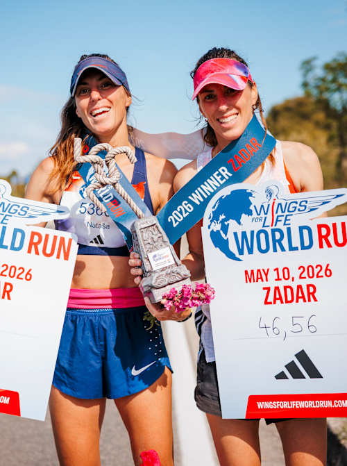 10. svibnja 2026. pobjednice Nataša Šustić i Nikolina Šustić poziraju pobjednički tijekom glavne utrke Wings for Life World Run u Zadru, Hrvatska