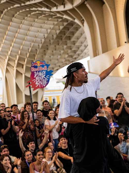 Anubis y P. Vibes cautivan a la multitud durante el Red Bull Dance Your Style Qualifier en Sevilla, España, el 2 de mayo de 2026, encarnando la electrizante energía del street dance de Red Bull