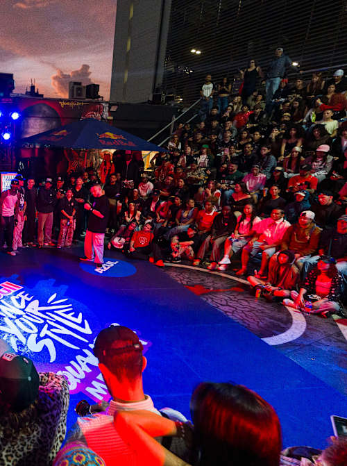 Un recinto abarrotado en Medellín, Colombia, durante el Clasificatorio Red Bull Dance Your Style 2026