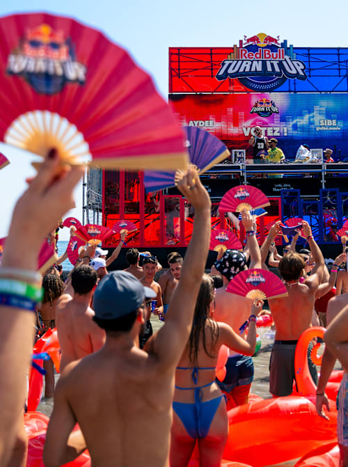 Le public participe à une battle de DJs Red Bull Turn It Up lors d’un festival en France.