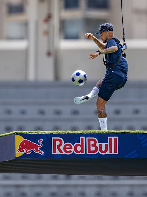 L'attaquant brésilien Neymar Jr relève une série de défis dans le cadre du Red Bull Ultimate Football Challenge. 