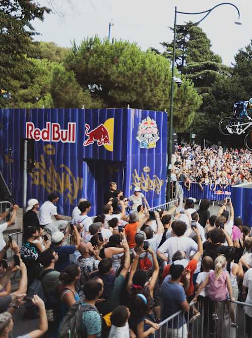 Roger Vieira ha dato prova delle sue abilità in MTB, sfidando la gravità durante il Red Bull Genova Cerro Abajo 2026 a Genova, entusiasmando il pubblico con un salto epico sul percorso urbano.