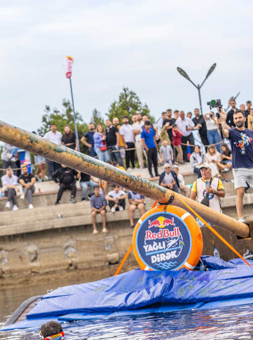 Red Bull Yağlı Dirək