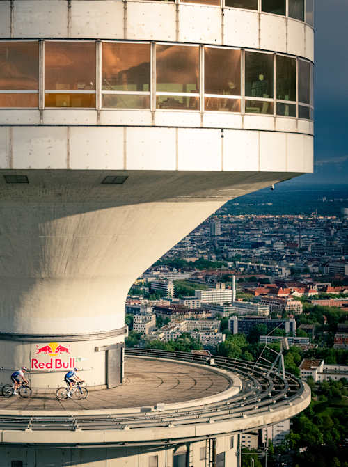 Florian Lipowitz und Remco Evenepoel enthüllen Red Bull - BORA – hansgrohes 13. Tour de France-Trikot bei einer Rundfahrt auf dem Münchner Olympiaturm.